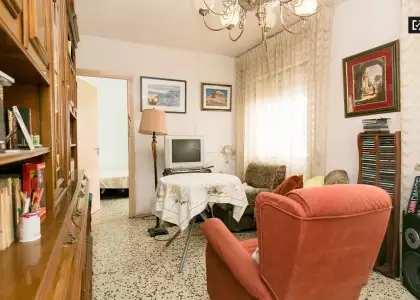Acogedora habitación con armario independiente en un apartamento de 3 dormitorios, Albaicín en Granada
