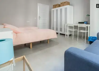 Amplia habitación en un apartamento de 5 dormitorios en Russafa, Valencia en Valencia