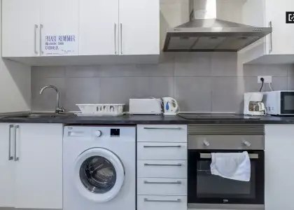 Amplia habitación en un apartamento de 5 dormitorios en Russafa, Valencia en Valencia