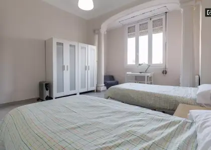Amplia habitación en un apartamento de 5 dormitorios en Russafa, Valencia en Valencia