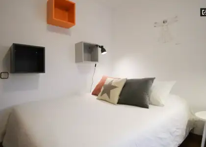 Habitación animada en apartamento de 4 dormitorios en Poblenou. en Barcelona
