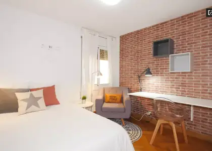 Habitación animada en apartamento de 4 dormitorios en Poblenou. en Barcelona