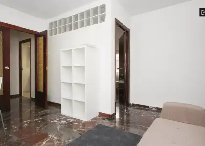 Habitación decorada con armario empotrado en piso compartido, Ronda en Granada