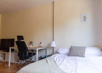 Habitación en piso compartido de 4 habitaciones en alquiler en Sants en Barcelona