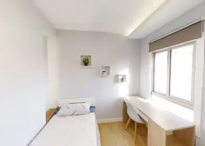 Habitación en piso compartido de 5 habitaciones en Casería de Montijo, con todos los gastos incluidos, ideal para mujeres profesionales o estudiantes. en Granada