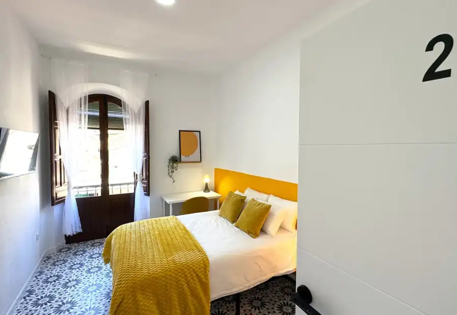 Habitación en piso compartido de 6 habitaciones en alquiler en Albaycín perfecta para chicas, profesionales y estudiantes en Granada