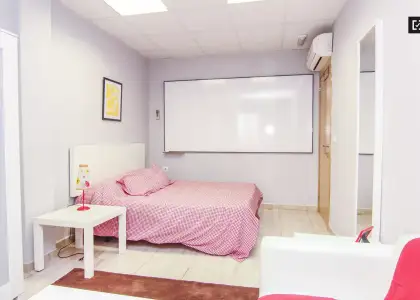 Habitación en piso compartido de 6 habitaciones en Sant Francesc, gastos incluidos, solo para profesionales y estudiantes. en Valencia