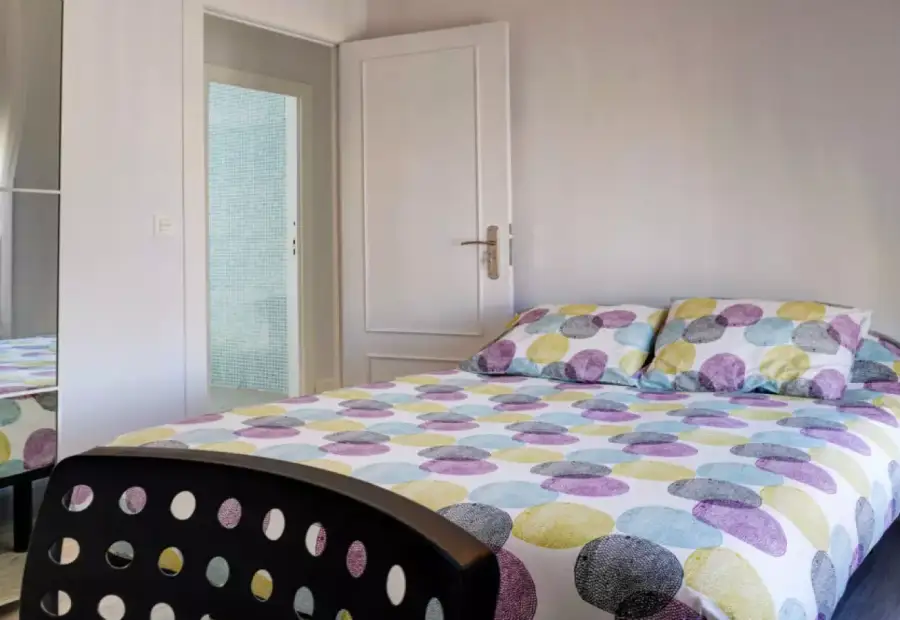 Habitación en piso compartido de 6 habitaciones en Zaragoza, ideal solo para mujeres profesionales. en Zaragoza