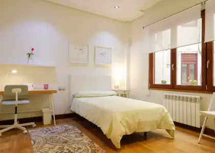 Habitación en un apartamento compartido de 4 dormitorios en alquiler en Abando, gastos incluidos, perfecto para profesionales y estudiantes en Bilbao
