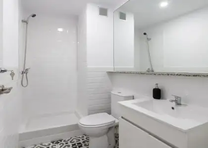 Habitación en un piso compartido de 15 habitaciones en alquiler en El Raval. en Barcelona
