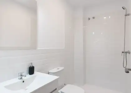 Habitación en un piso compartido de 15 habitaciones en alquiler en El Raval. en Barcelona