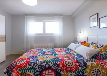 Habitación en un piso compartido de 3 habitaciones en alquiler en Arabella, todos los gastos incluidos. en Bilbao