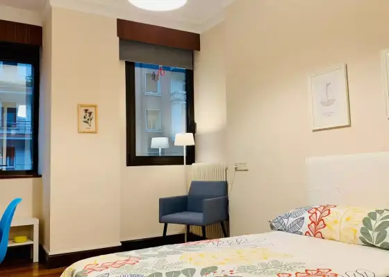 Habitación en un piso compartido de 4 habitaciones en alquiler en Indautxu, todos los gastos incluidos. en Bilbao