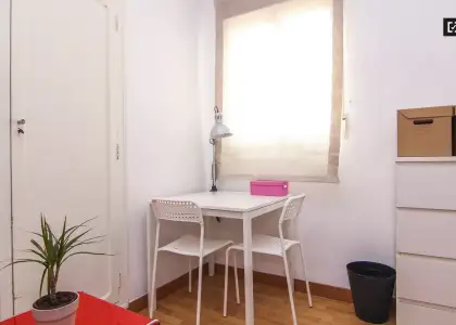 Habitación en un piso compartido de 5 habitaciones en alquiler en Russafa, gastos incluidos. en Valencia