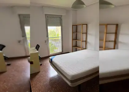 Habitación en un piso compartido de 5 habitaciones en Murcia, con algunos gastos incluidos. en Murcia