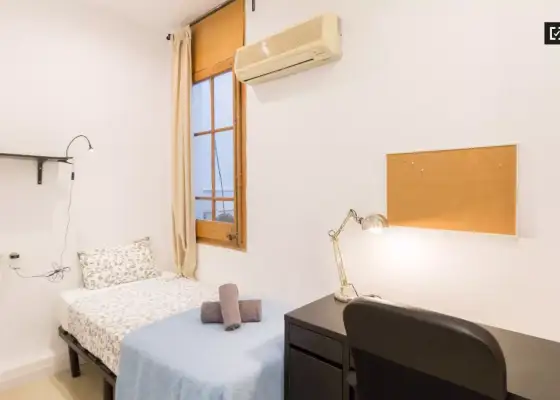 Habitación en un piso compartido de 7 dormitorios en alquiler en Sants, gastos incluidos. en Barcelona