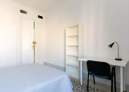 Habitación en un piso compartido de 7 habitaciones en alquiler en San Ildefonso. en Granada