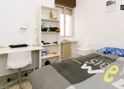 Habitación soleada con cama doble en alquiler en Centro en Granada