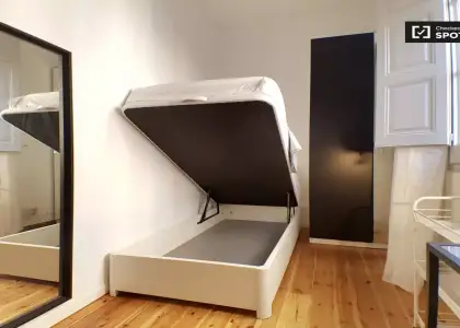 Habitación soleada con cama individual en alquiler en Gràcia en Barcelona