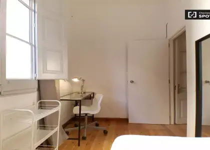 Habitación soleada con cama individual en alquiler en Gràcia en Barcelona