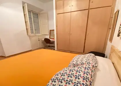 Se alquila habitación en piso compartido de 3 habitaciones en Centro Histórico, todos los gastos incluidos. en Málaga