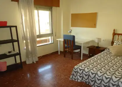Se alquila habitación en piso compartido de 4 habitaciones en Ciudad Jardín. en Córdoba