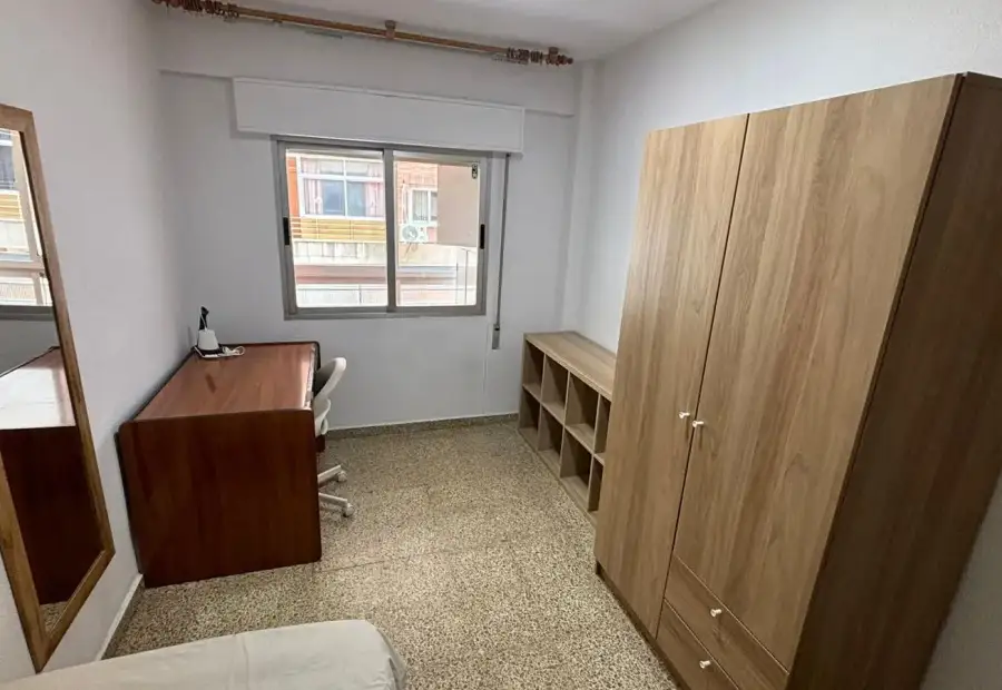 Se alquila habitación en piso compartido de 5 habitaciones en Camino de Ronda en Granada