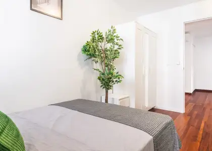 Se alquila habitación en piso compartido de 6 habitaciones en Alicante, todos los gastos incluidos. en Alicante (Alacant)