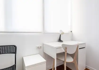 Se alquila habitación en piso compartido de 6 habitaciones en Alicante, todos los gastos incluidos. en Alicante (Alacant)