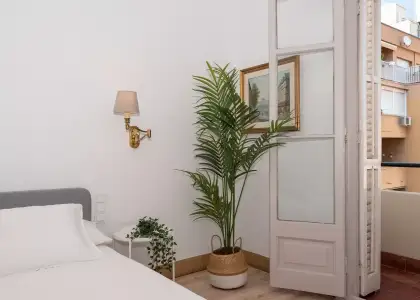 Se alquila habitación en piso de 6 habitaciones en Barcelona en Barcelona