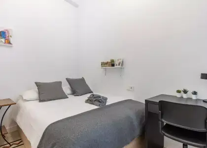 Se alquila habitación en piso de 8 habitaciones en Granada en Granada