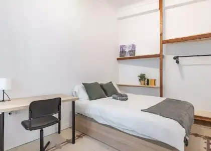 Se alquila habitación en piso de 8 habitaciones en Granada en Granada