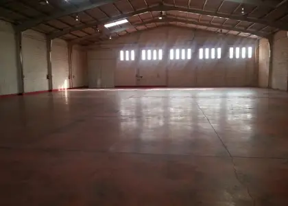 Venta de nave industrial con oficinas en Polígono de Manzanares en Manzanares
